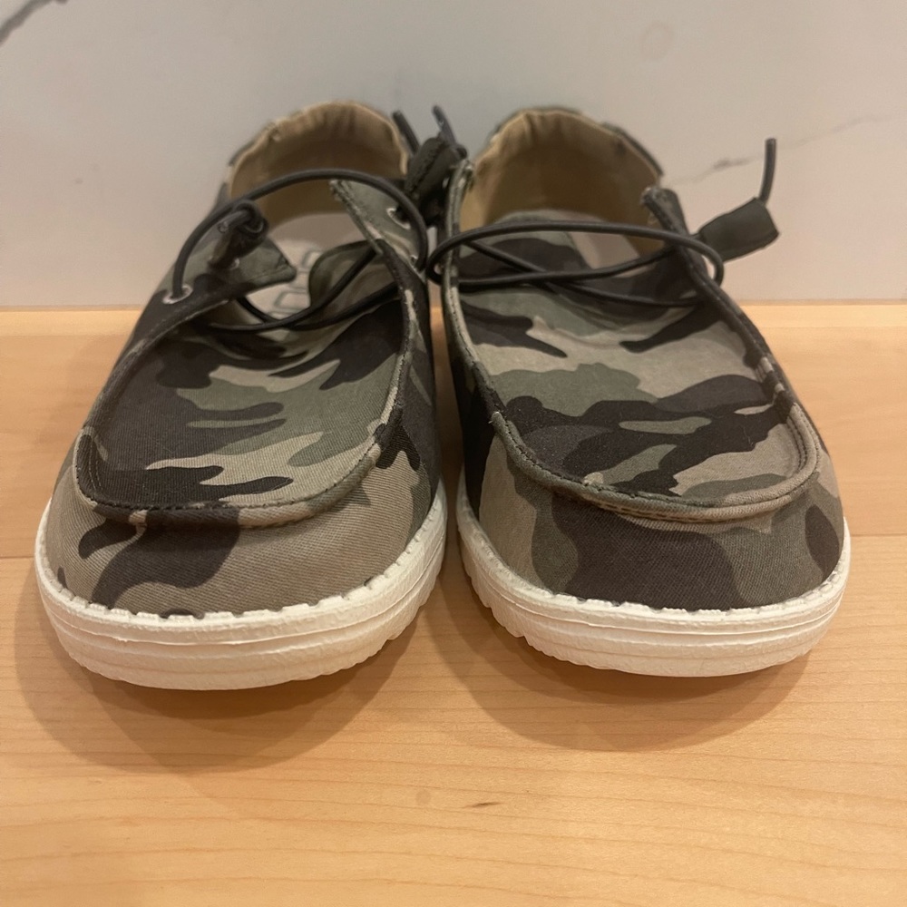 Hey Dude Womens shoes size 8. Wendy style in camo